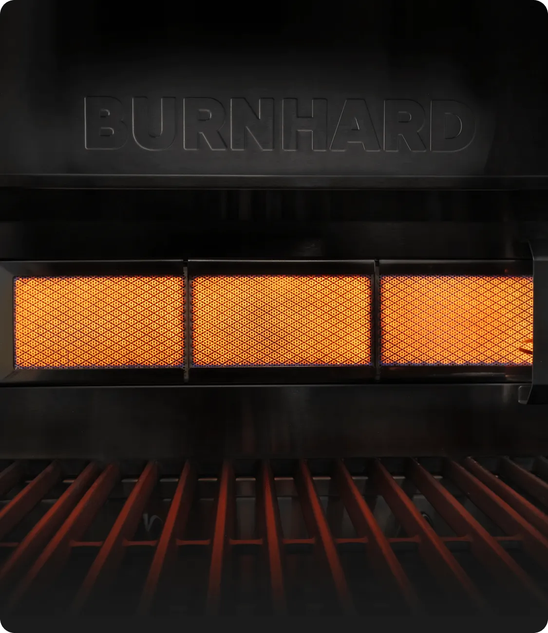 Infrarot-Keramik Heckbrenner im Gasgrill FRED mit durchgehender Infrarotfläche für gleichmäßige Hitze von hinten