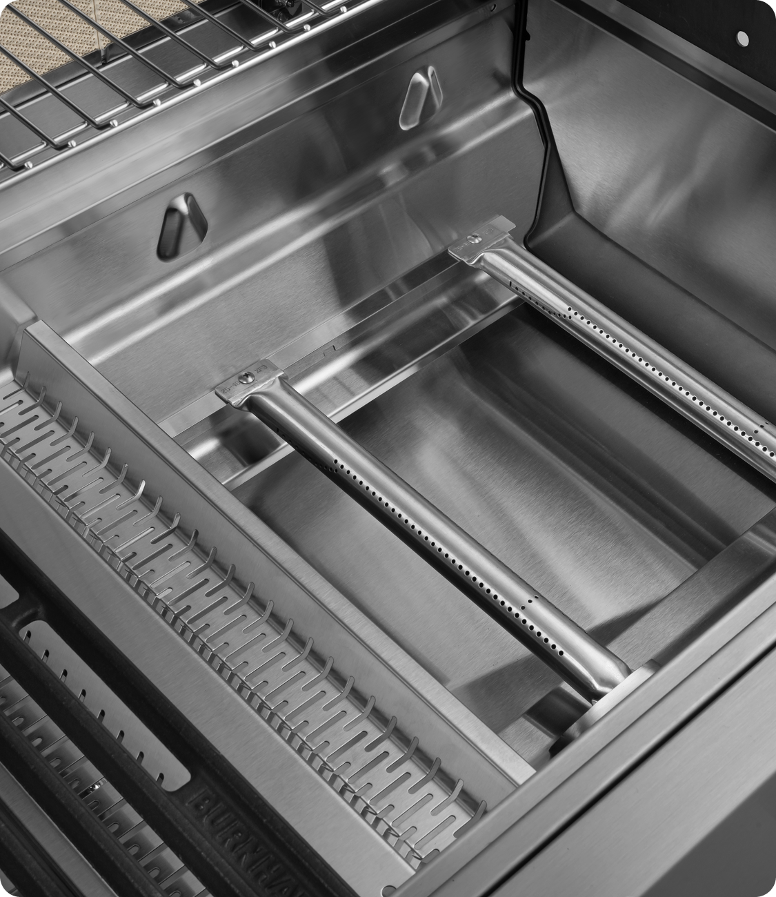 Innenraum des FRED Series 4 Gasgrills mit zwei Stabbrenner, Flammenverteiler und herausnehmbarer Fettauffangschale