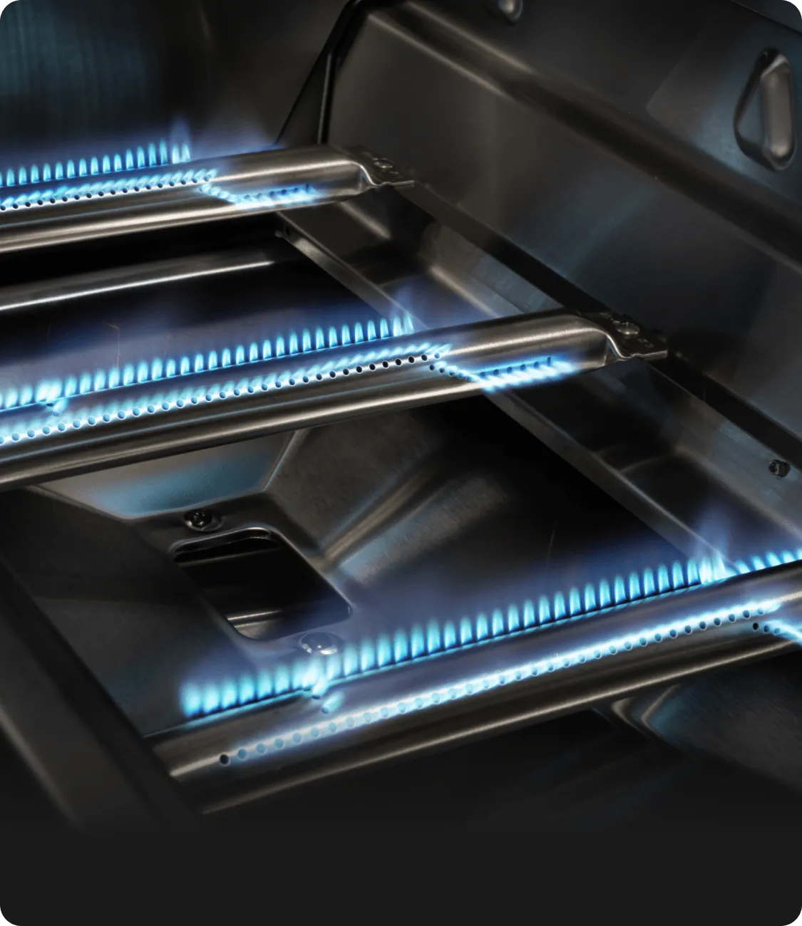 Gasgrill Innenraum mit mehreren Edelstahlbrennern und gleichmäßiger Flammenverteilung