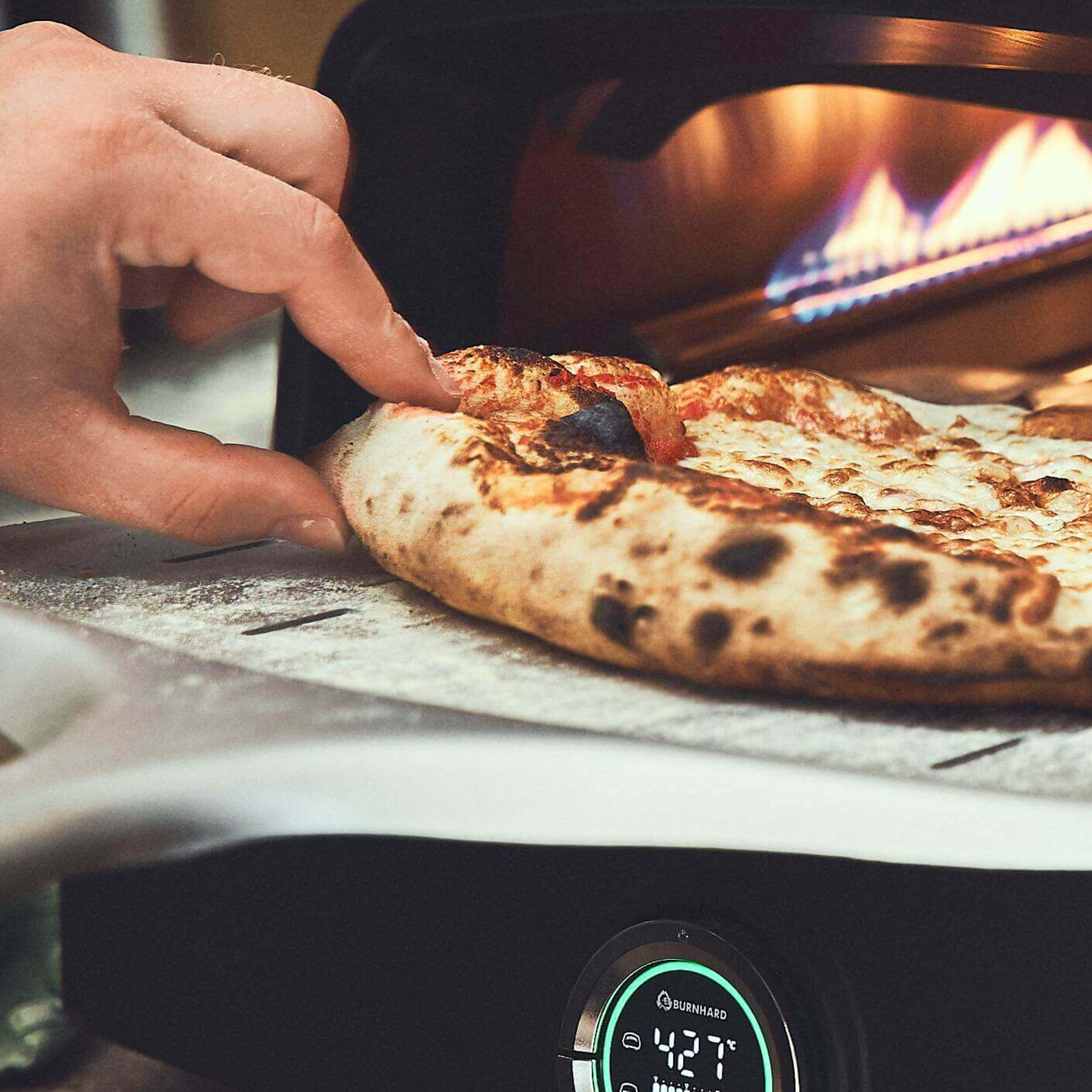 Fat_Tony_Essentials_Guide_Moodfotos_Pizza Rand_1x1