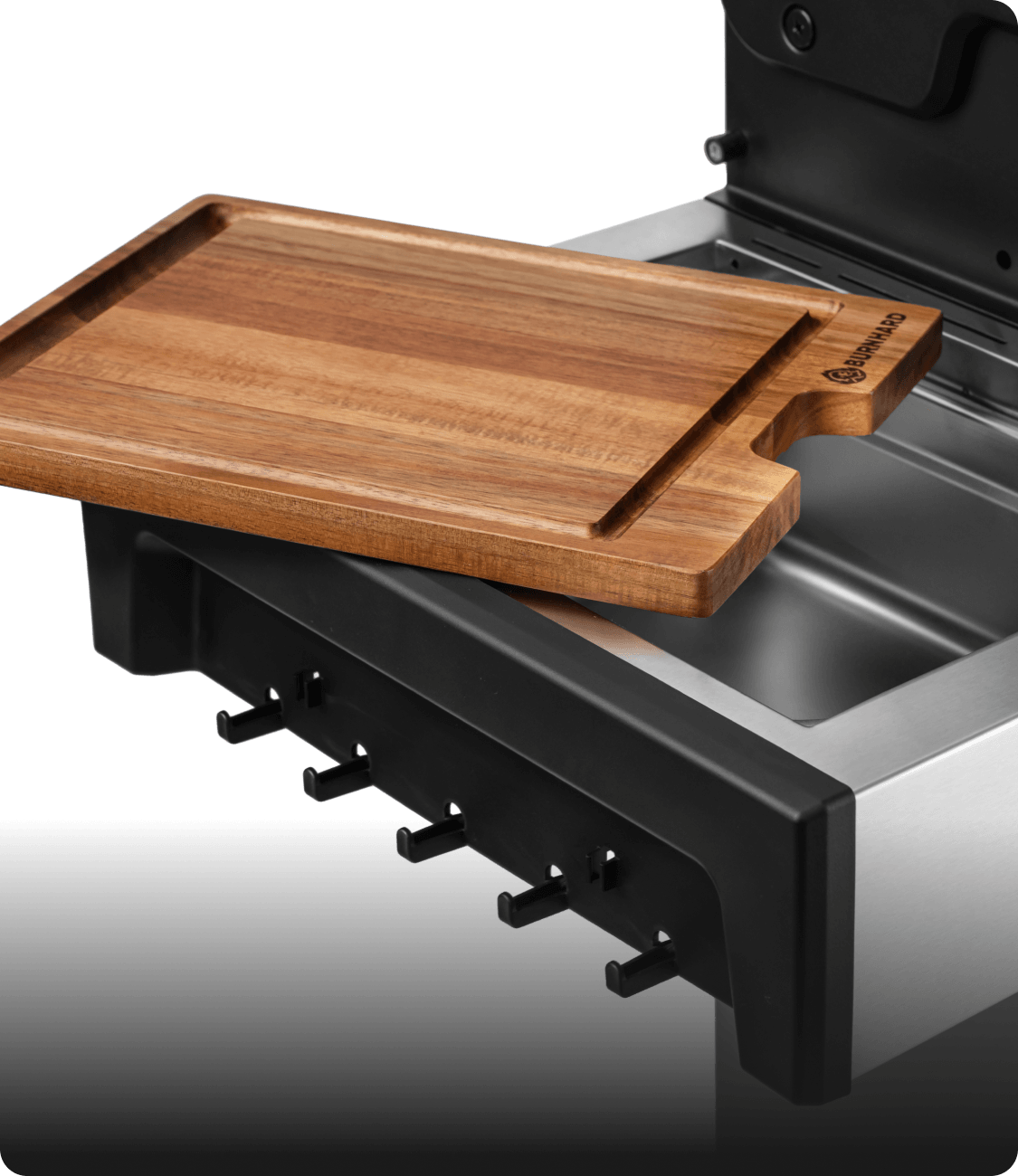 Akazienholz-Schneidebrett mit Saftrille auf Seitenablage mit Food-Container am Gasgrill FRED