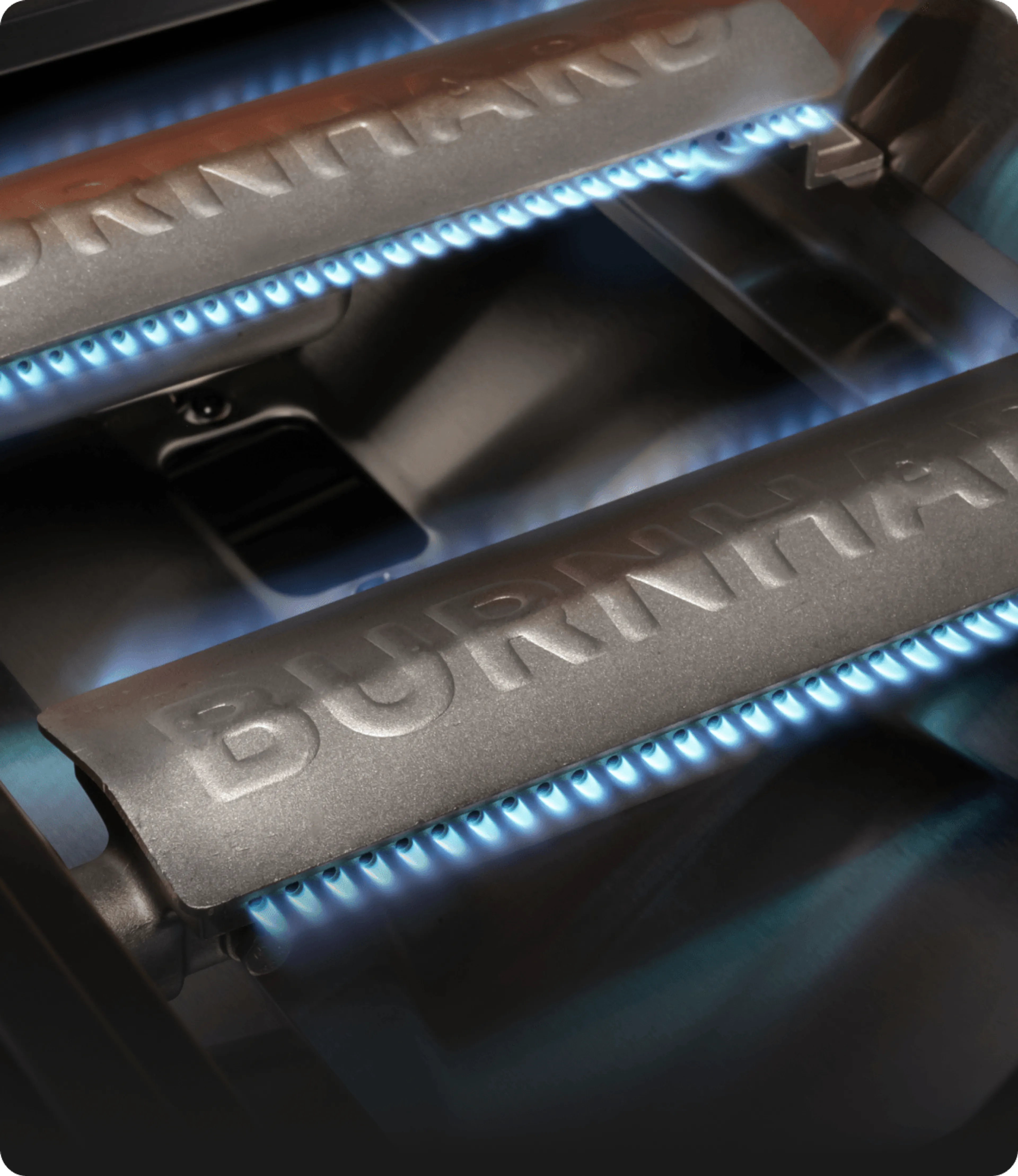 Edelstahl-Gussbrenner mit BURNHARD Branding und sichtbarer Gasbrennerflamme