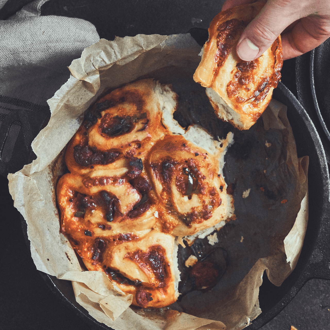 Pizzarolletjes uit de Dutch Oven met Sucuk en Pimientos