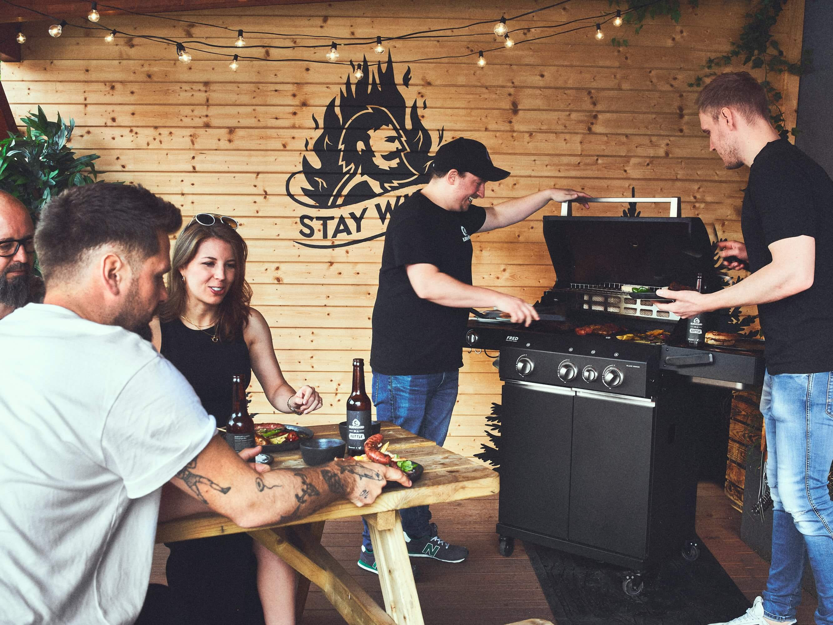 XXXXXX_Burnhard_Bundle_Fred_Wendeplatte_Schaber_Spachtel_Grillparty-Kampagne_Moodfoto_Totale_01_Hi-Res (1)