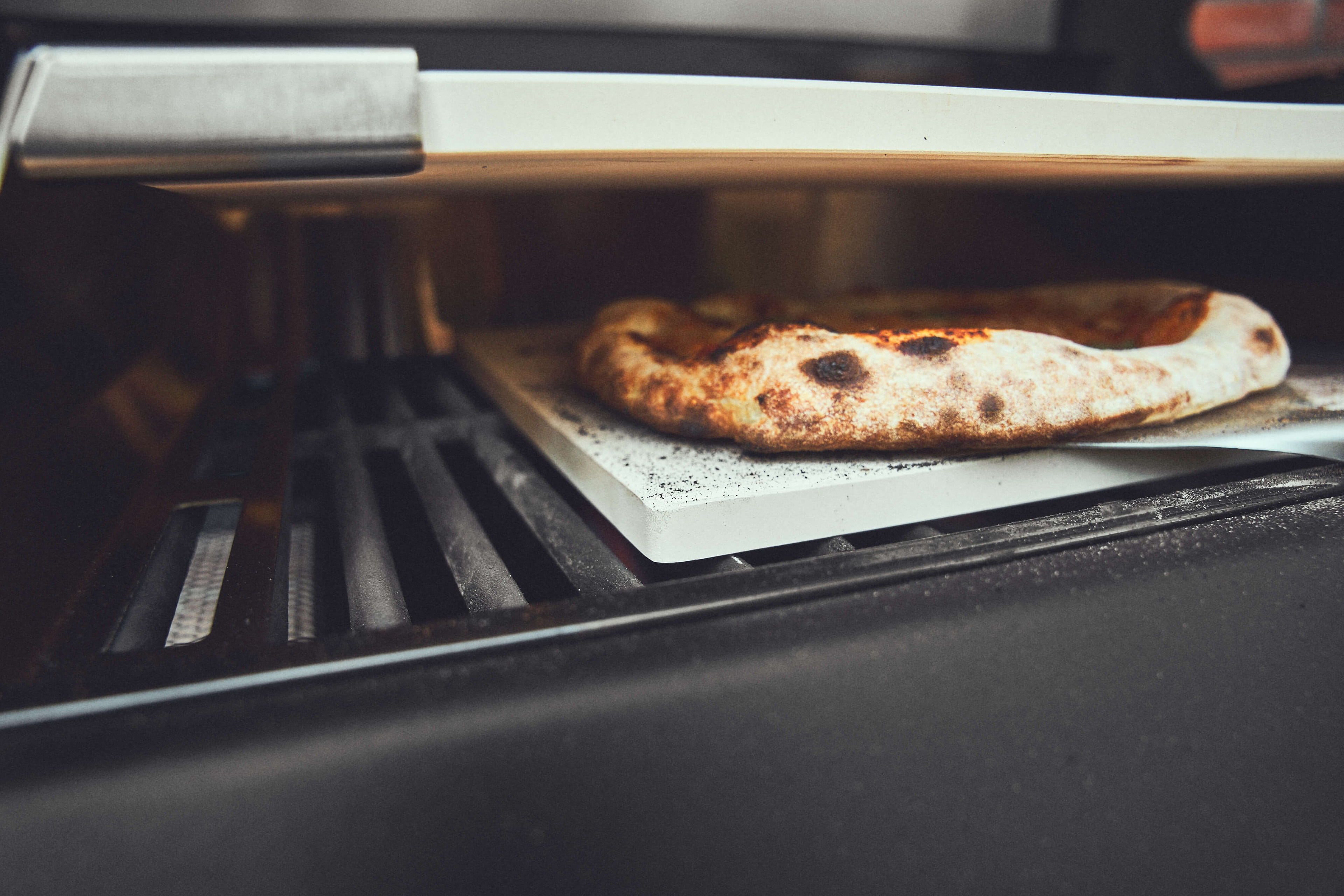 944655_Burnhard_Pizzaaufsatz_fuer_Gasgrills_Moodfoto_Material_04_Hi-Res