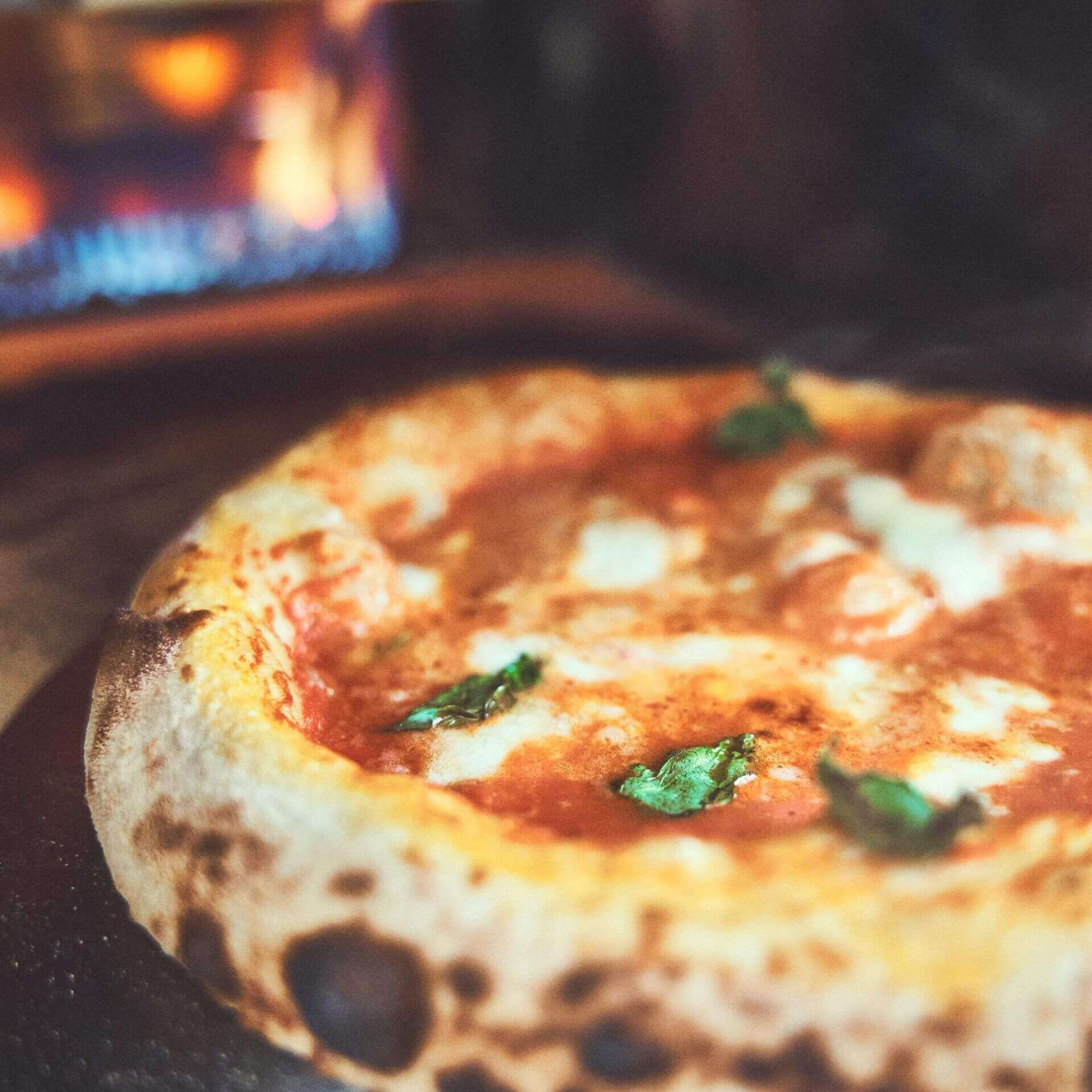 941671_Burnhard_Pizzaofen-Nero_Moodfoto_Detail_Brennkammer_mit_Pizza_1x1