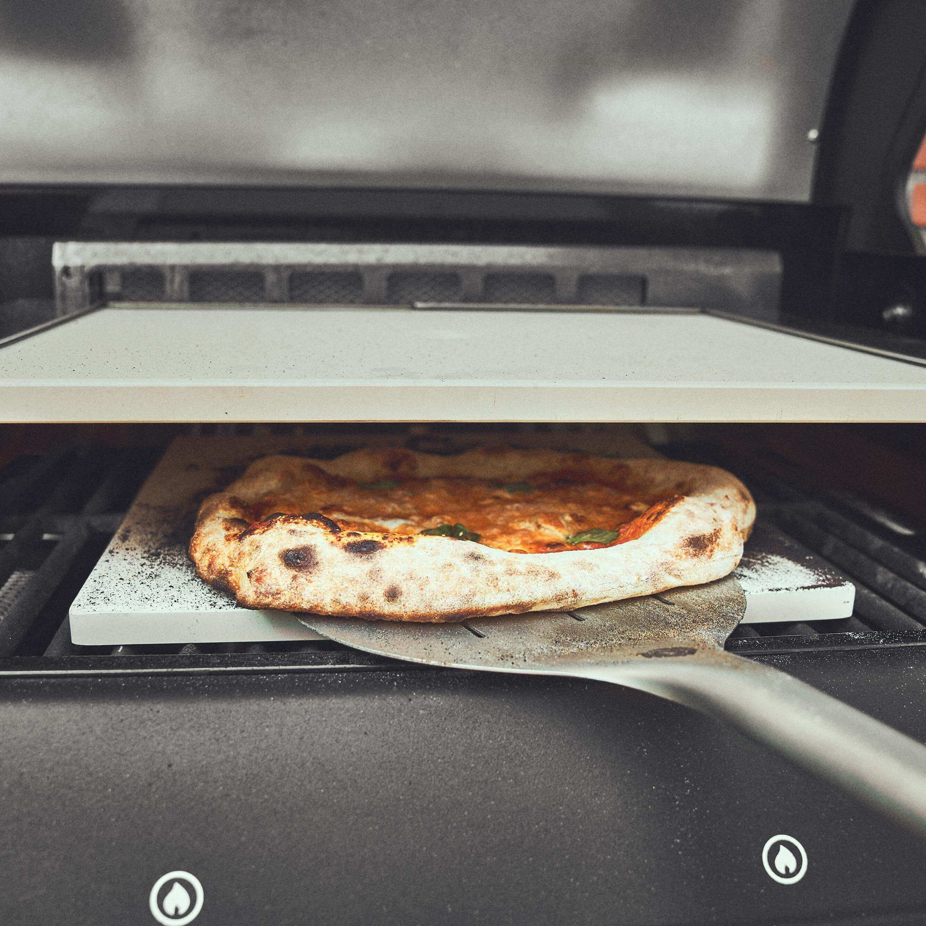 944655_Burnhard_Pizzaaufsatz_fuer_Gasgrills_Moodfoto_Pizzabacken_14_Hi-Res