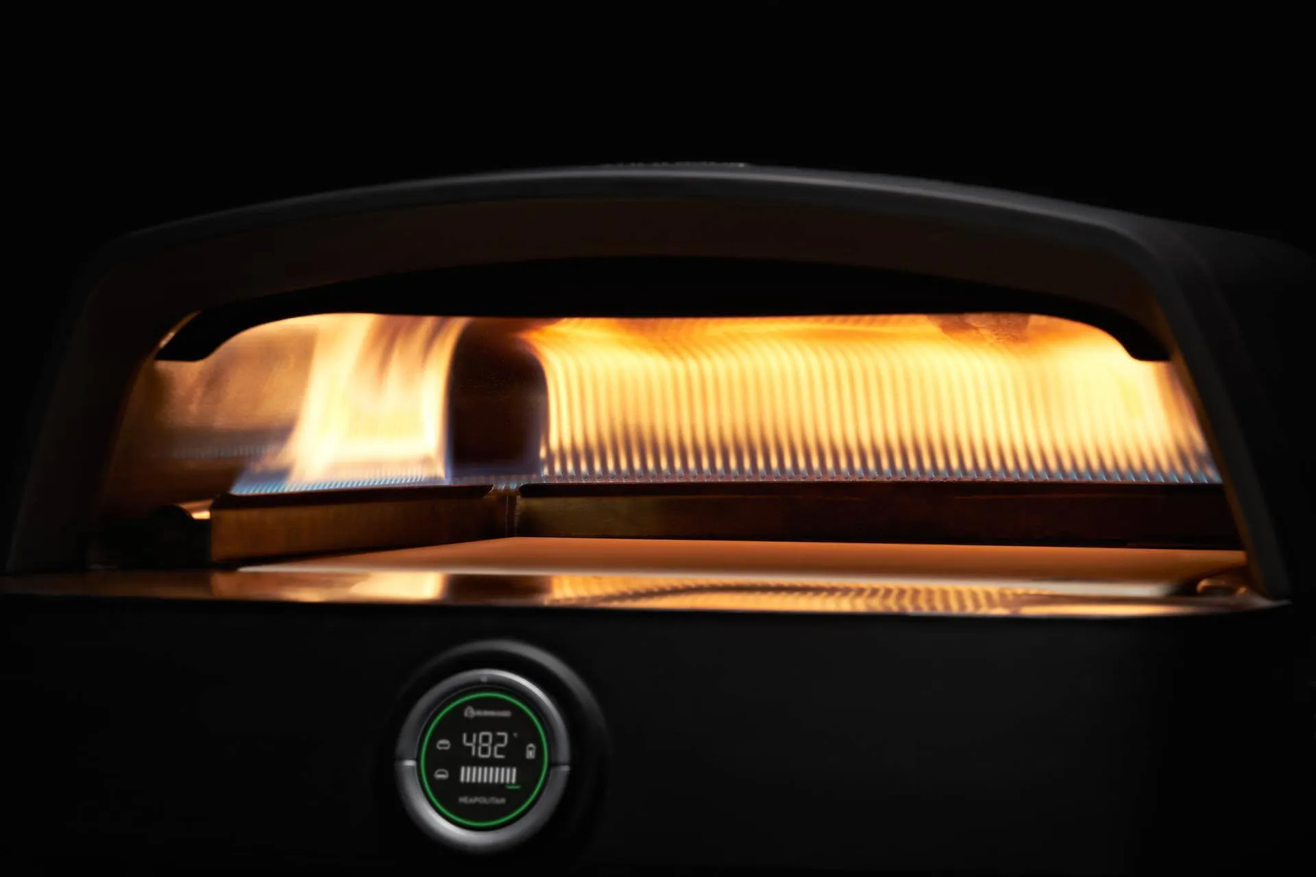 Gleichmäßig brennende Gasflammen in heizendem Pizzaofen Fat TONY, grüne Thermometeranzeige zeigt 482 °C