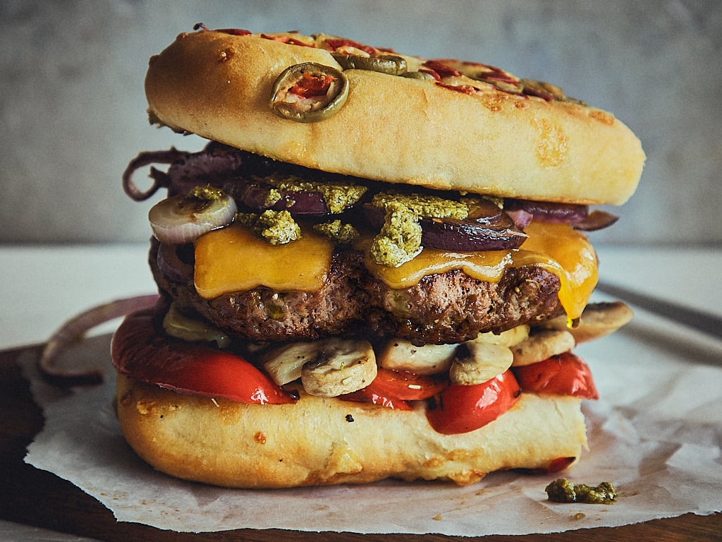 Focaccia-burger met pesto en gegrilde groenten