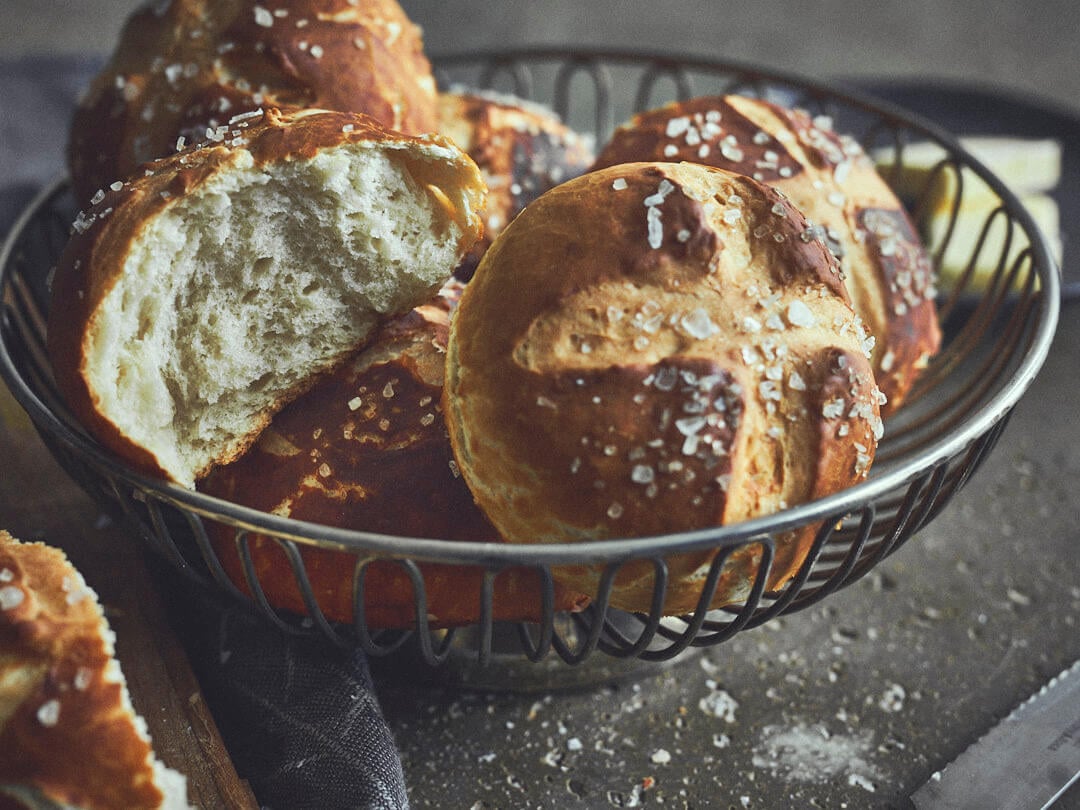 Zelf zachte pretzelbroodjes maken