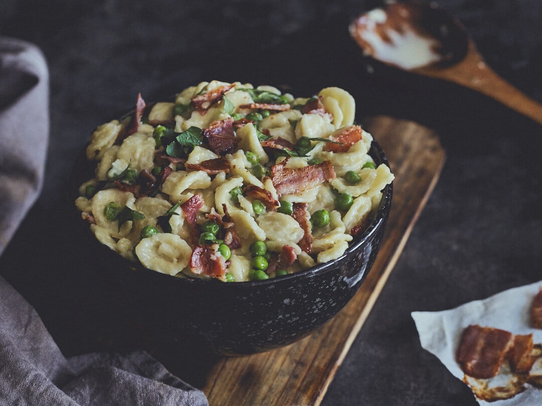 Nudelsalade met bacon en citroen-parmezaandressing.