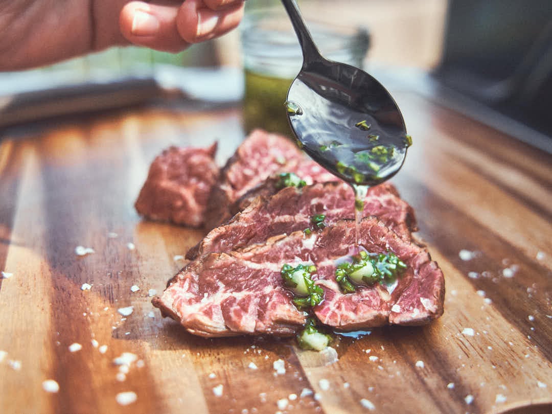 Grillen van nierstuk (Onglet)