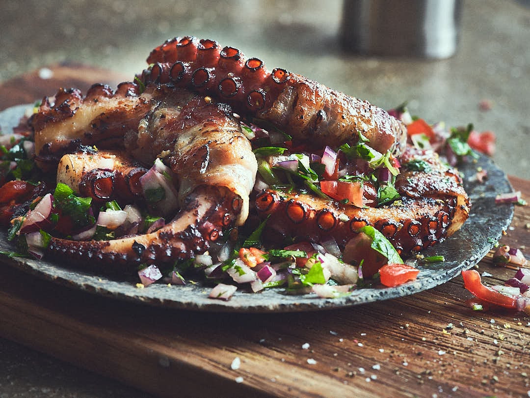 Tintenfisch grillen – im Speckmantel