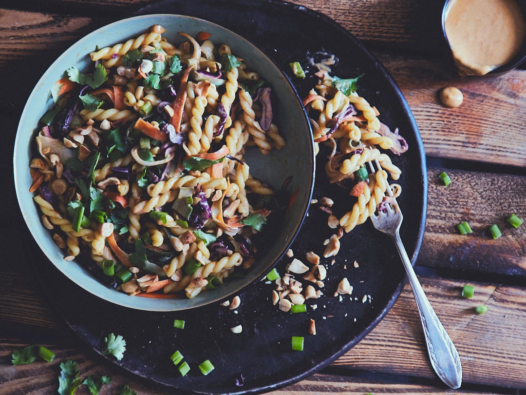 Nudelsalat mit cremigem Erdnuss-Dressing