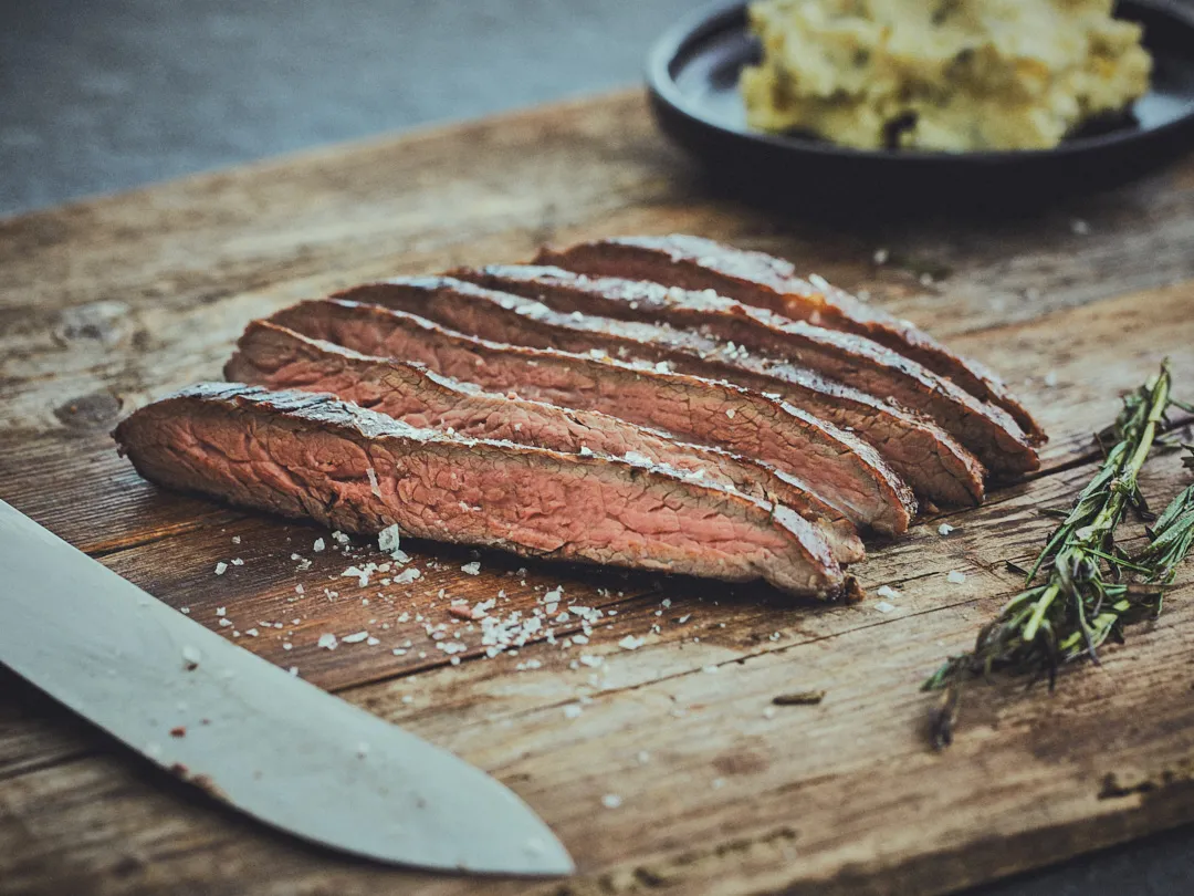 Flank Steak mit Rosmarinbutter