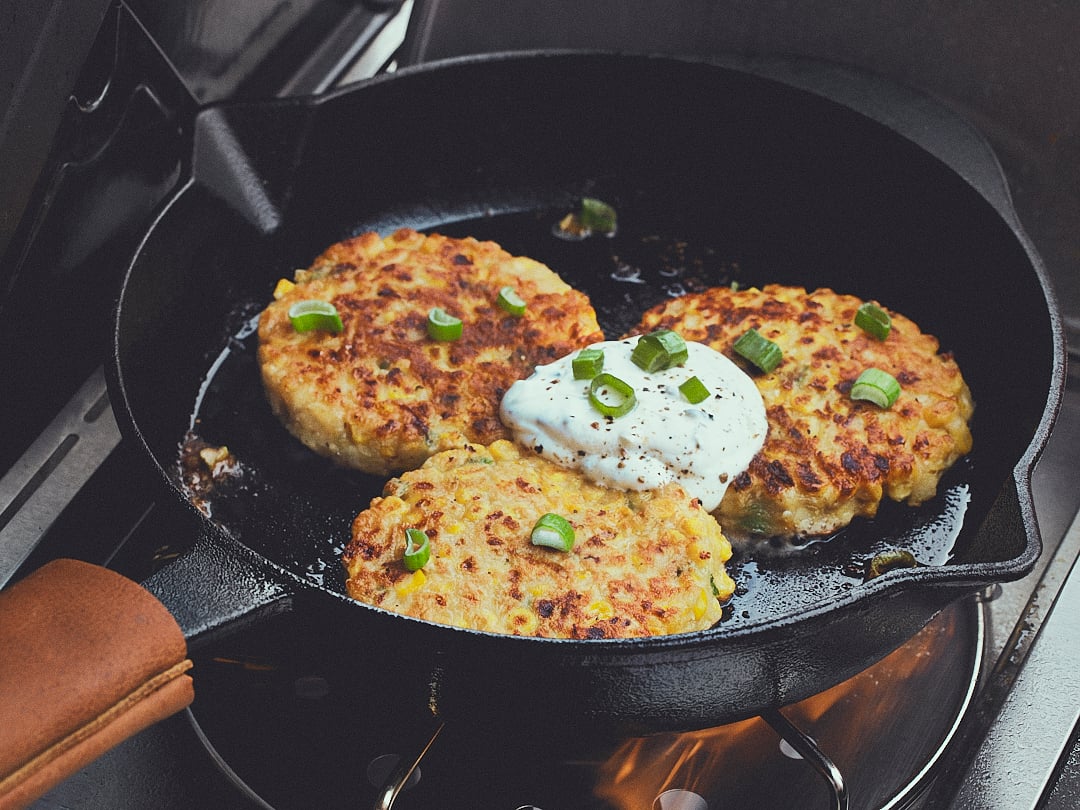 Corn Fritters mit Sour Cream und Frühlingszwiebeln