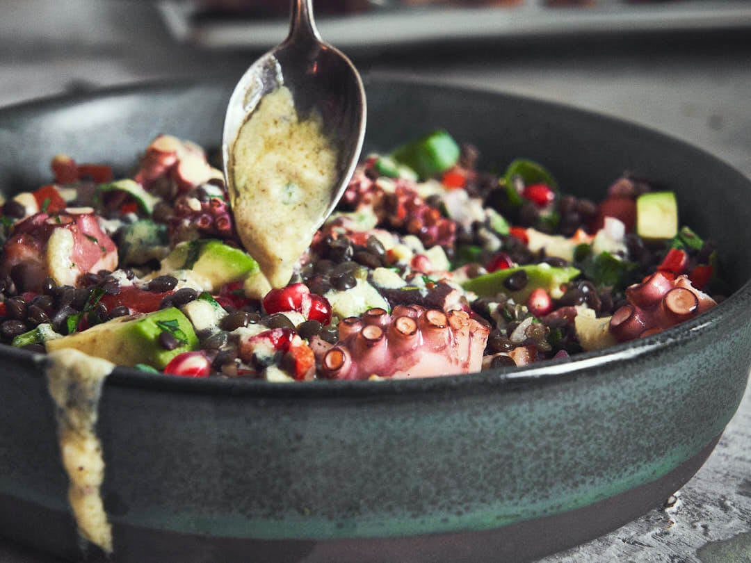 Linzensalade met tahini dressing en octopus.