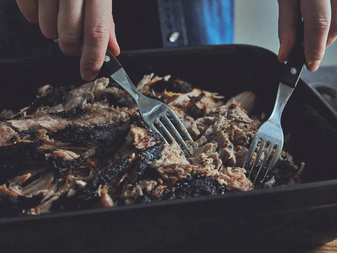 Pulled Pork selber machen – so gelingt es auf Gasgrill, im Dutch Oven oder Backofen