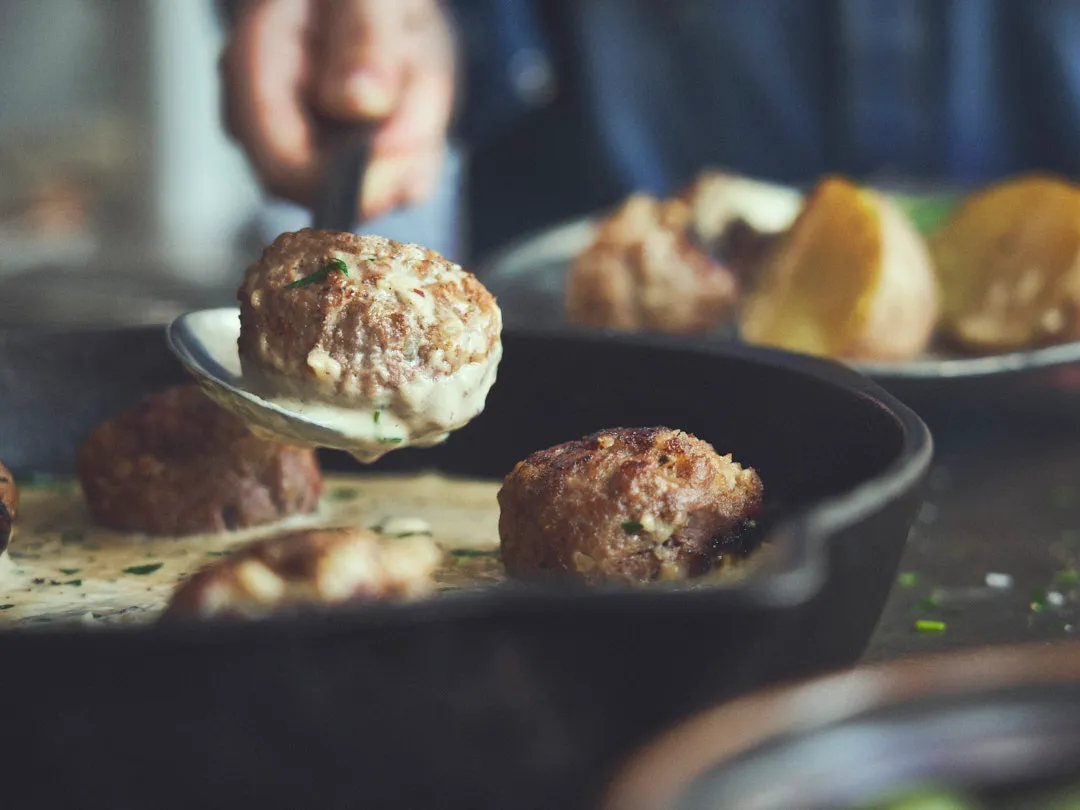 Köttbullar aus der Gusspfanne