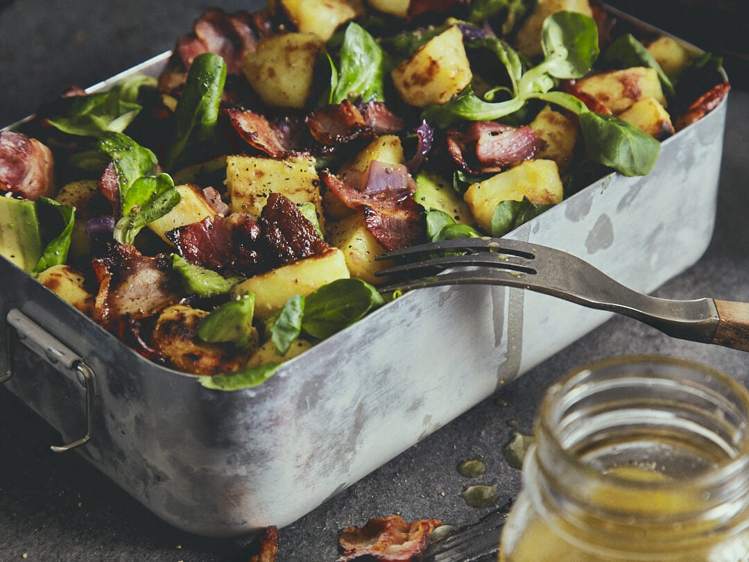 Gebakken aardappelsalade met bacon-vinaigrette.