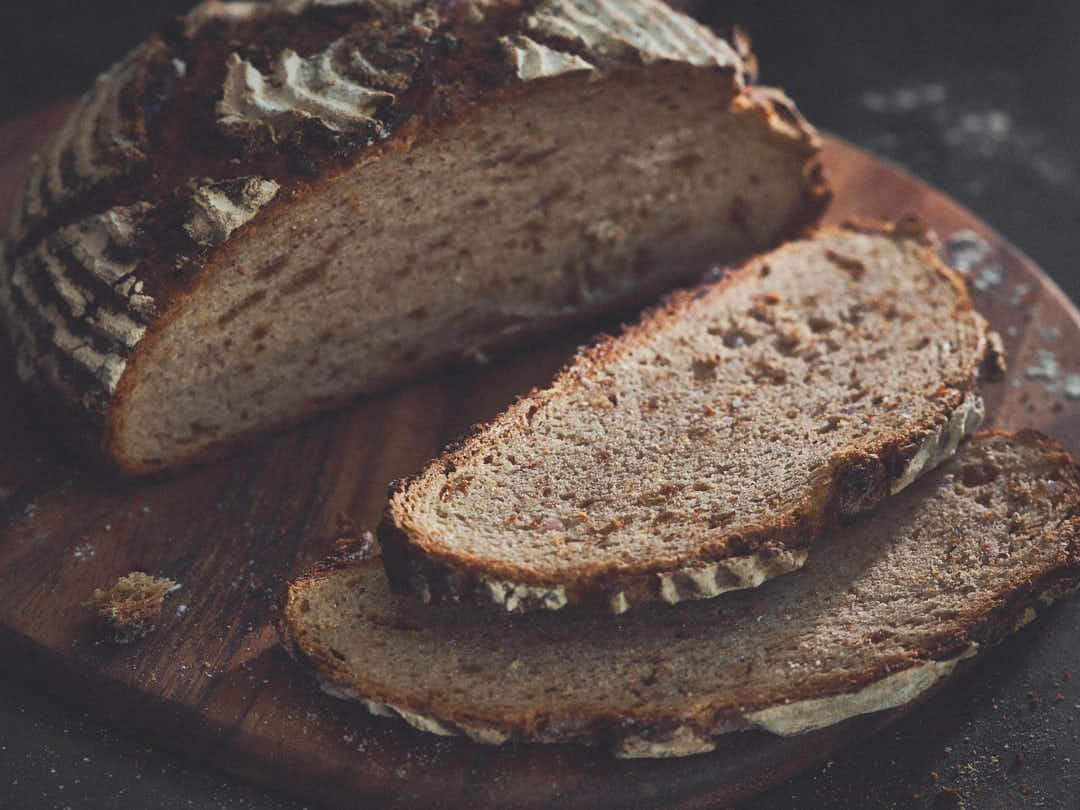 Gerookt brood met ham en uien
