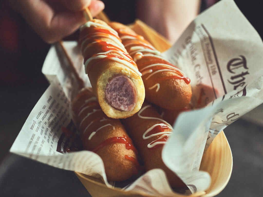 Maak zelf corn dogs.