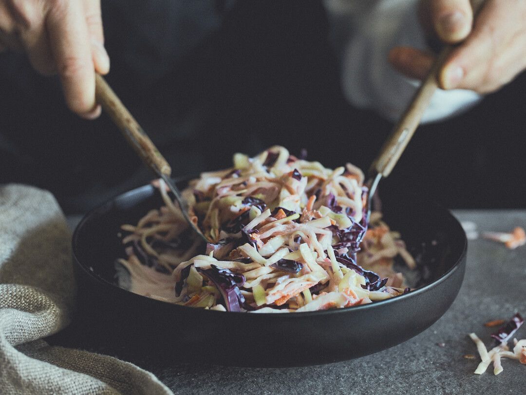 Kleurrijke Cole Slaw met zelfgemaakte Mayo