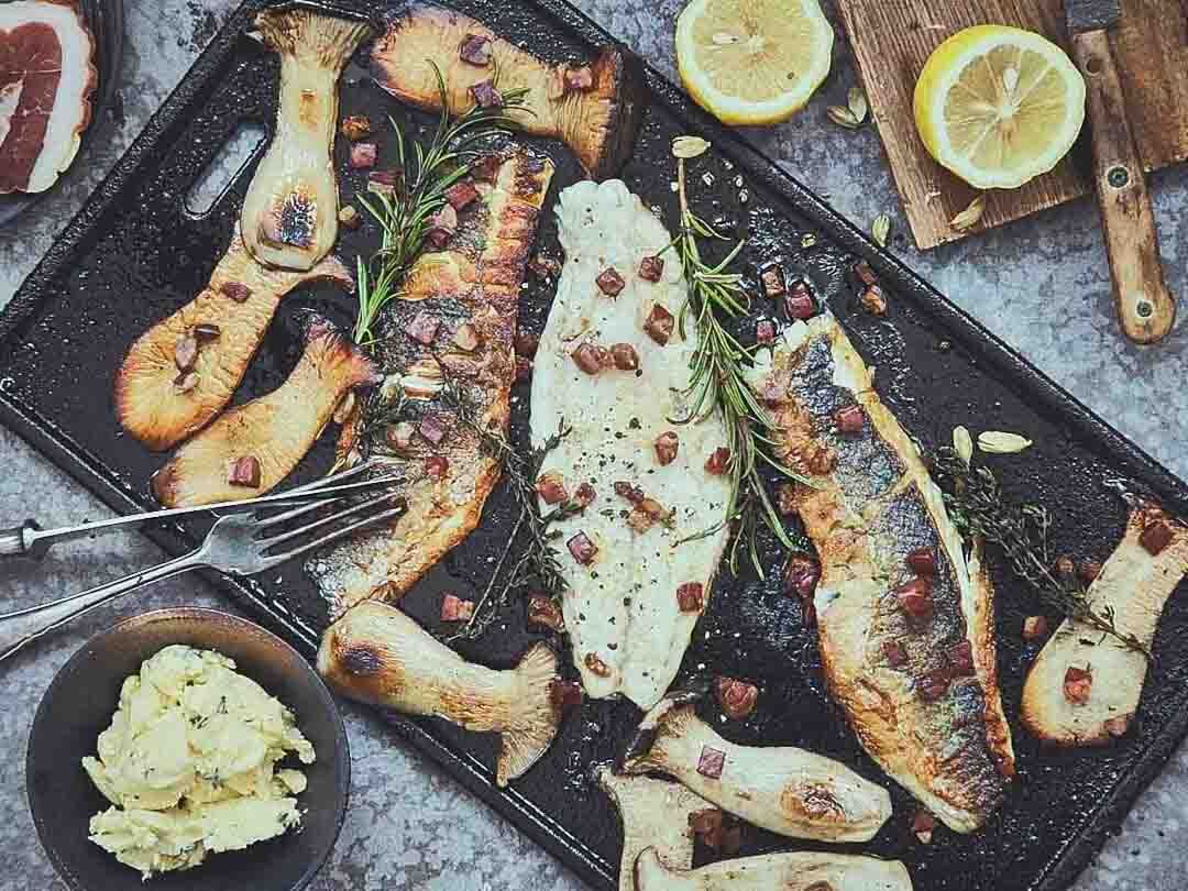 Gegrilde zeebaars met citroen-kardemom-boter en kruidenpaddenstoelen