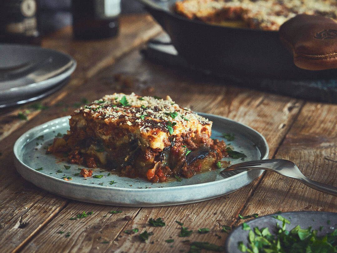 Moussaka uit de pan met gietijzer.