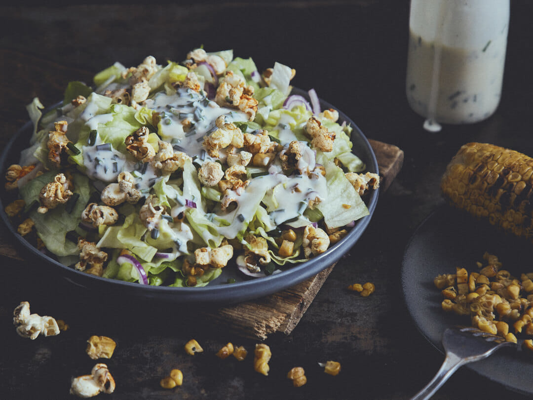 Popcorn-Salat mit gegrilltem Mais und Ranch-Dressing