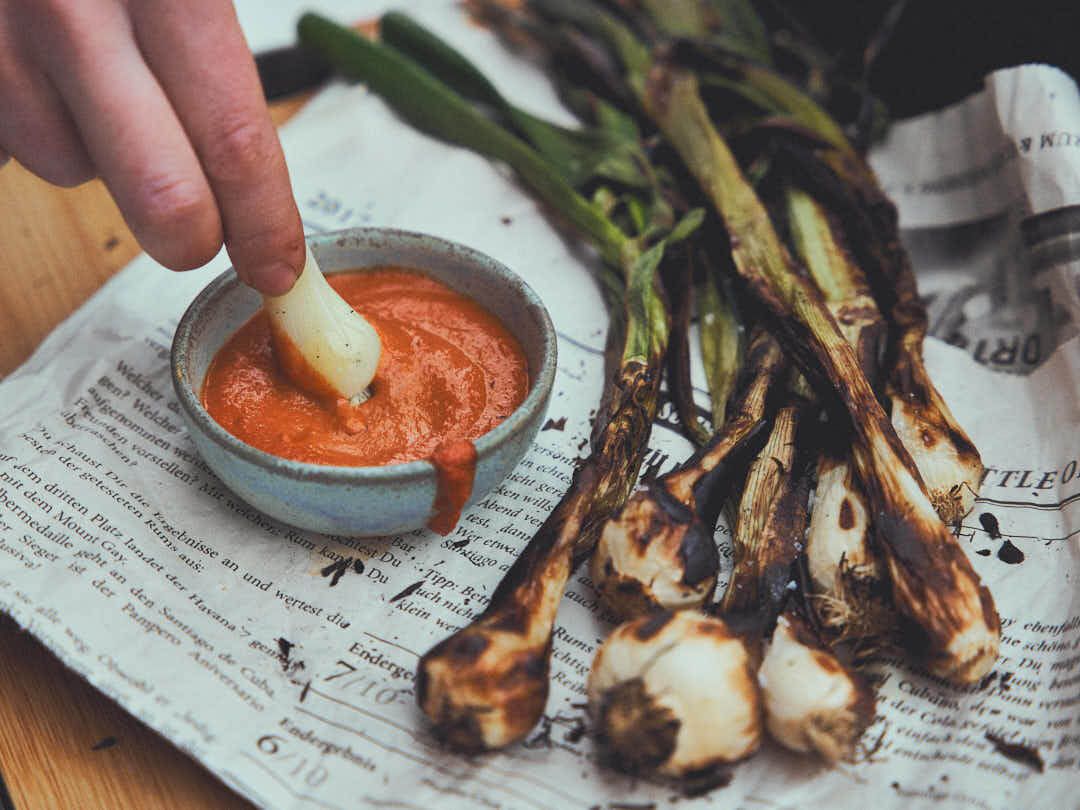 Calçots mit Romesco-Sauce