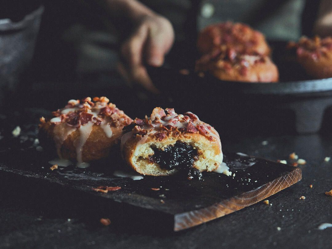 Berliner mit Bacon und Zwiebelmarmelade