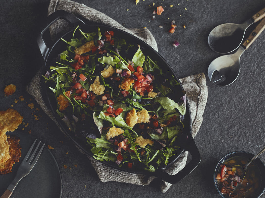 Blattsalat mit Tomaten-Vinaigrette und Parmesan-Chips