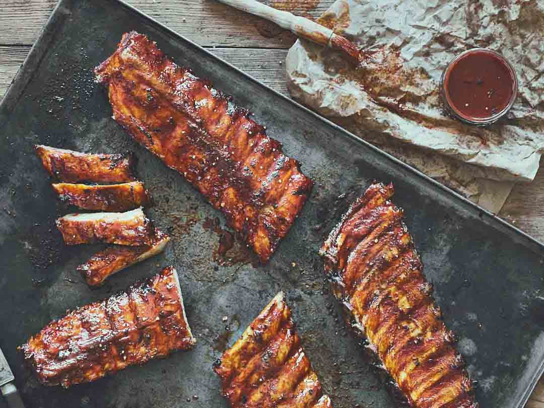 Feurige Ribs mit Sriracha-Marinade