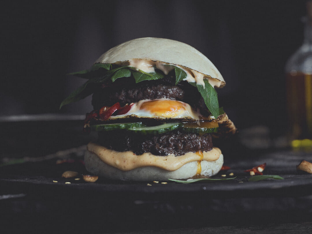 Holy Basil Burger mit scharfer Thai-Mayo