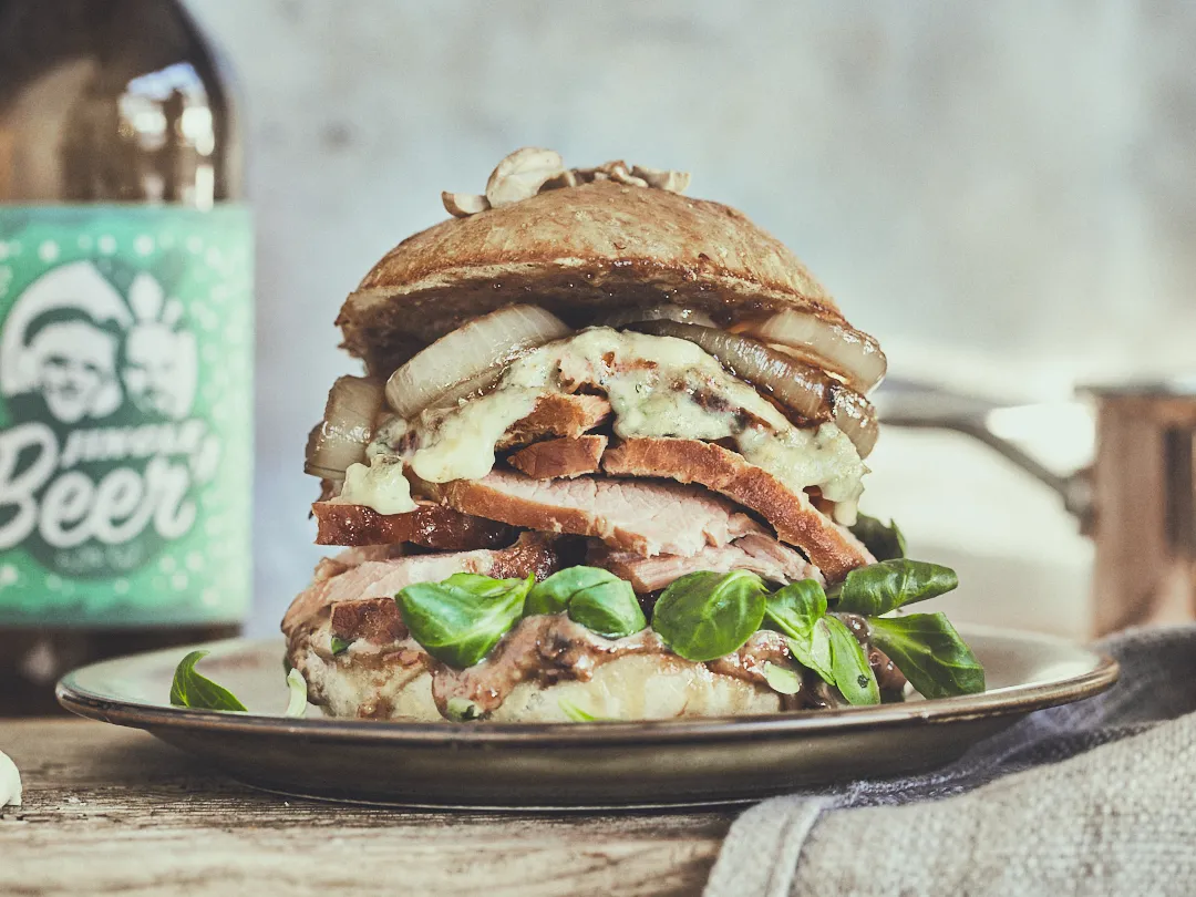 Kassler Burger mit Malzbier-Zwiebeln