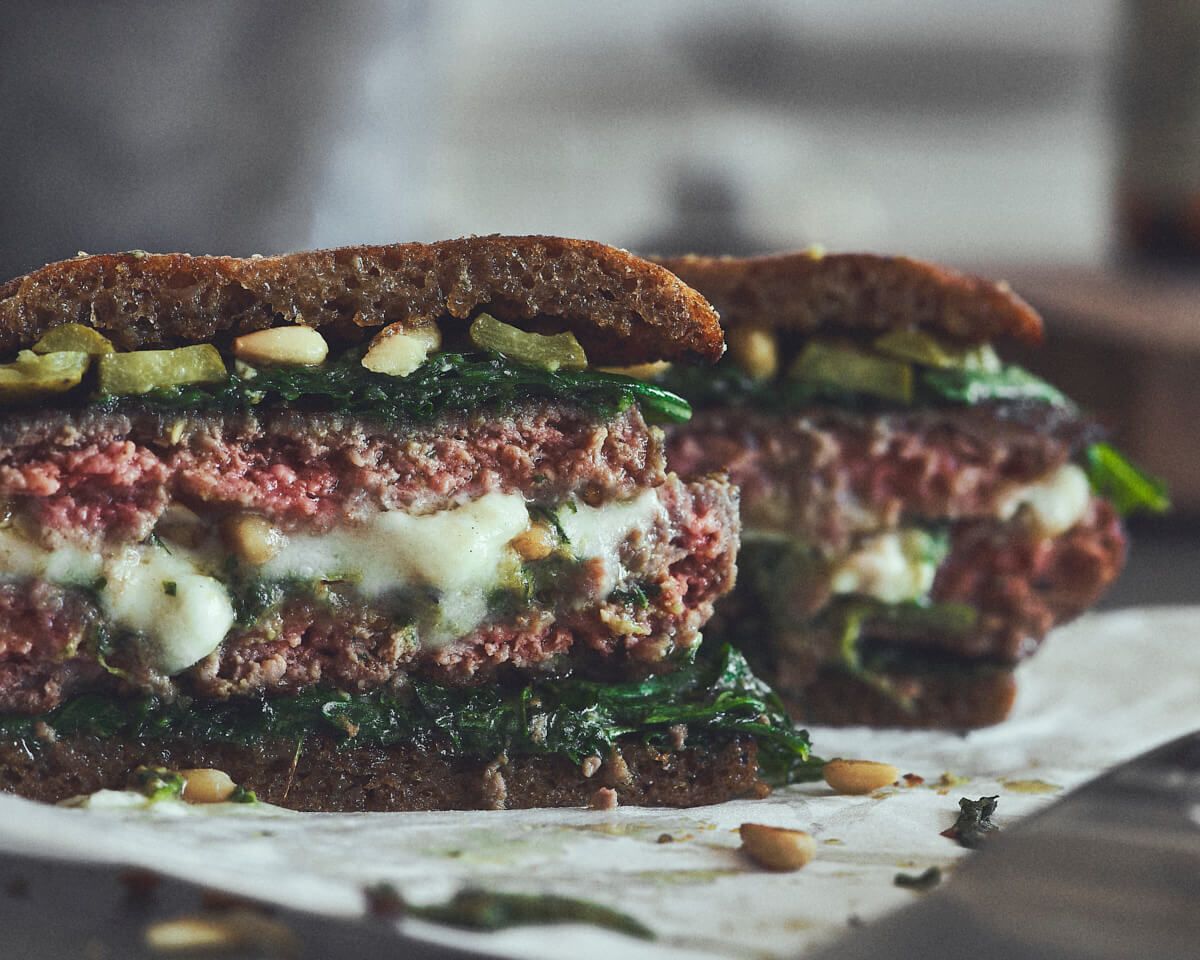 Gevulde burger met mozzarella en pesto