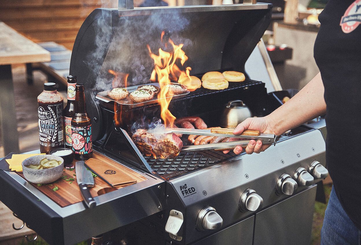 Grillrost Gusseisen auf Gasgrill FRED mit Steak-Action