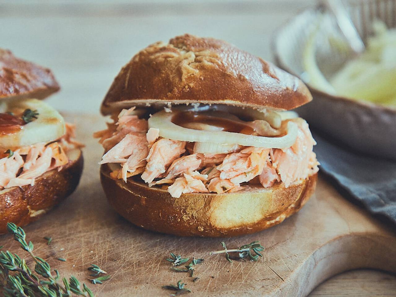 Pulled Lachs Burger mit Fenchel-Dill-Salat