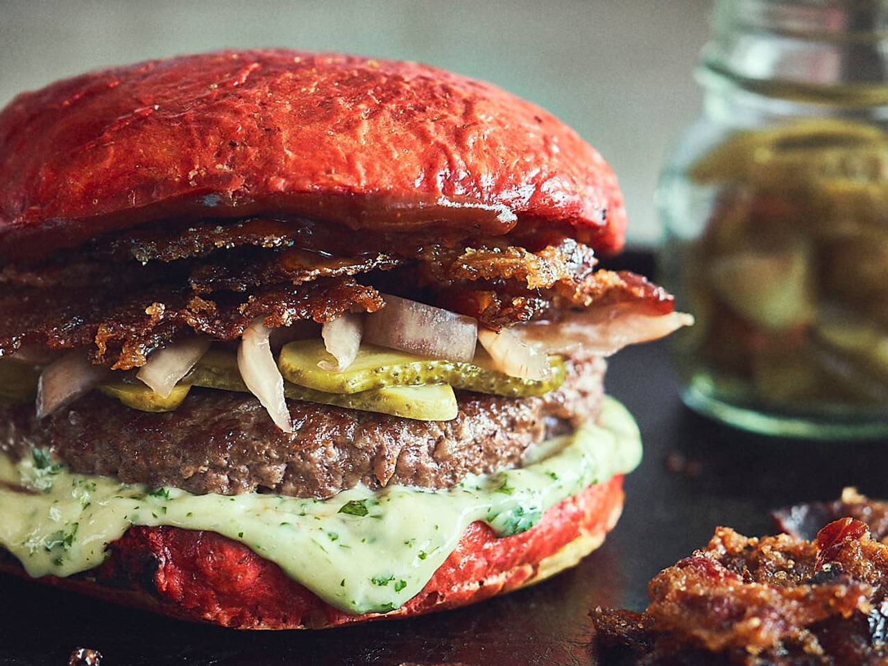 Roter Burger mit Candy Bacon