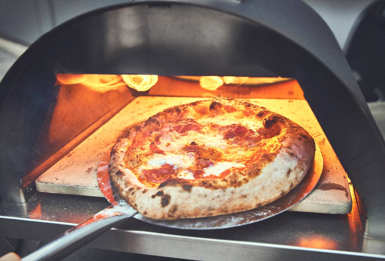 Pizzaofen richtig befeuern – so knackt er die 500 °C!