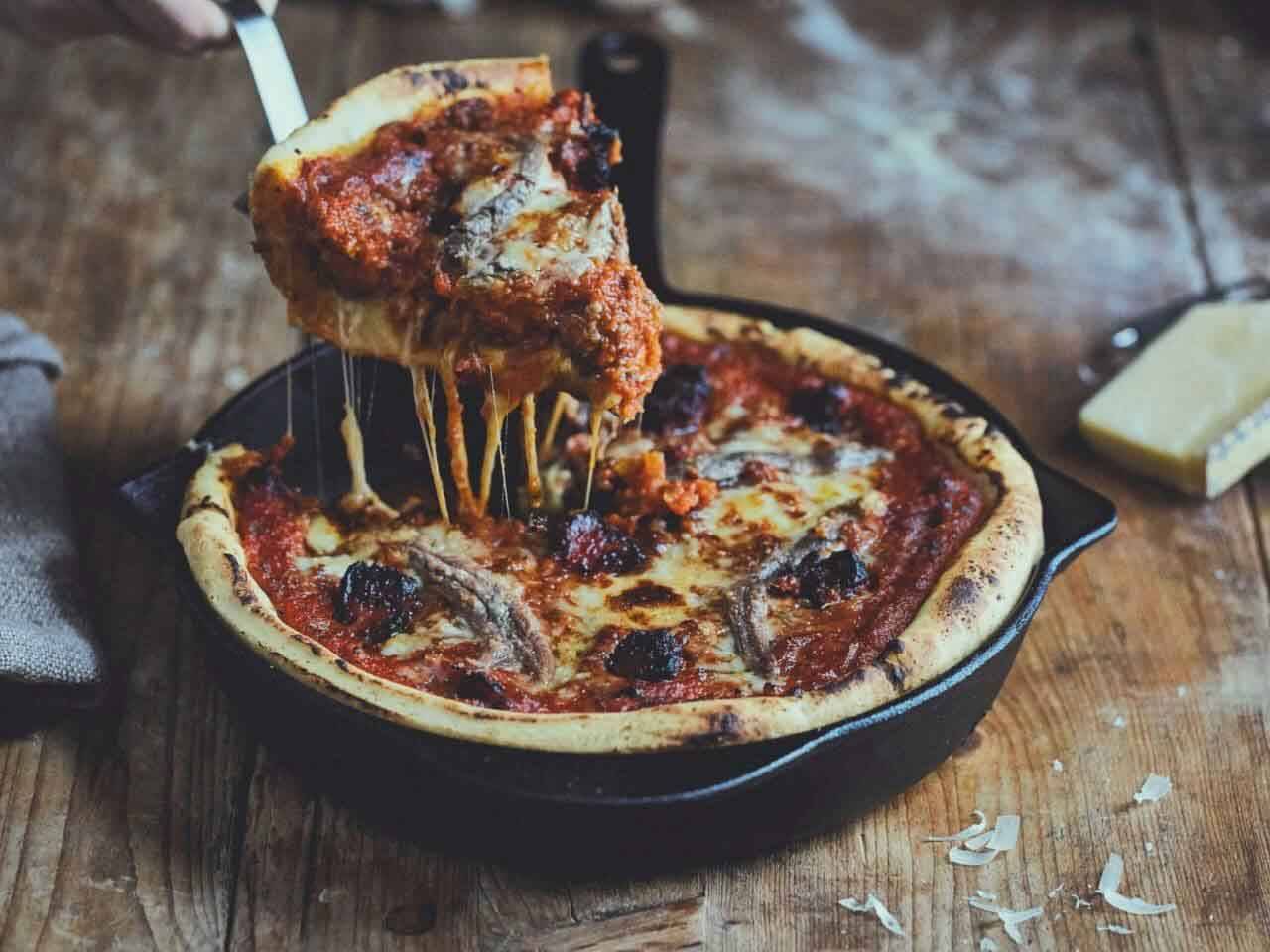 Chicago Deep Dish Pizza uit de gietijzeren pan