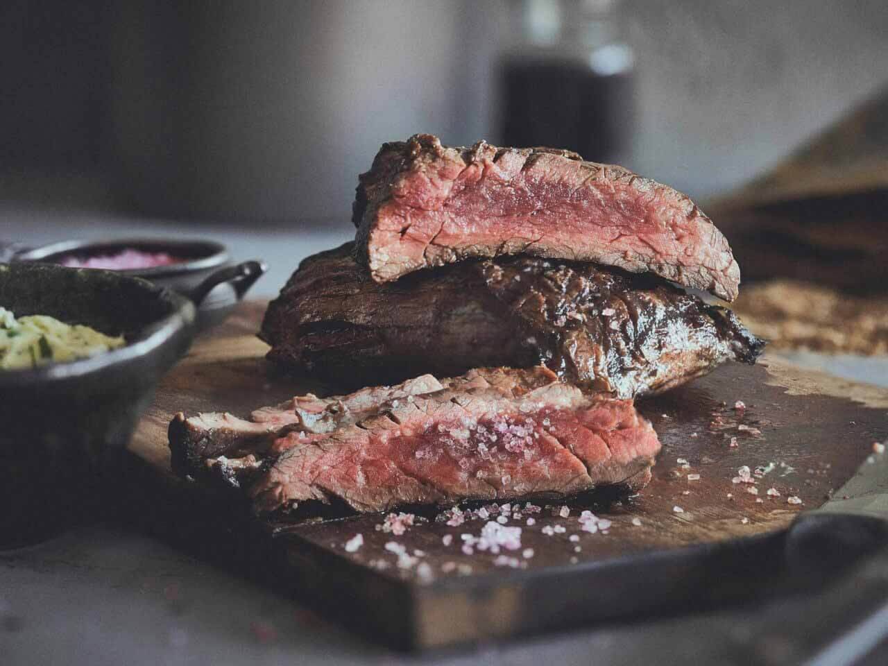 Flap Steak met bietenzout en peterselieboter