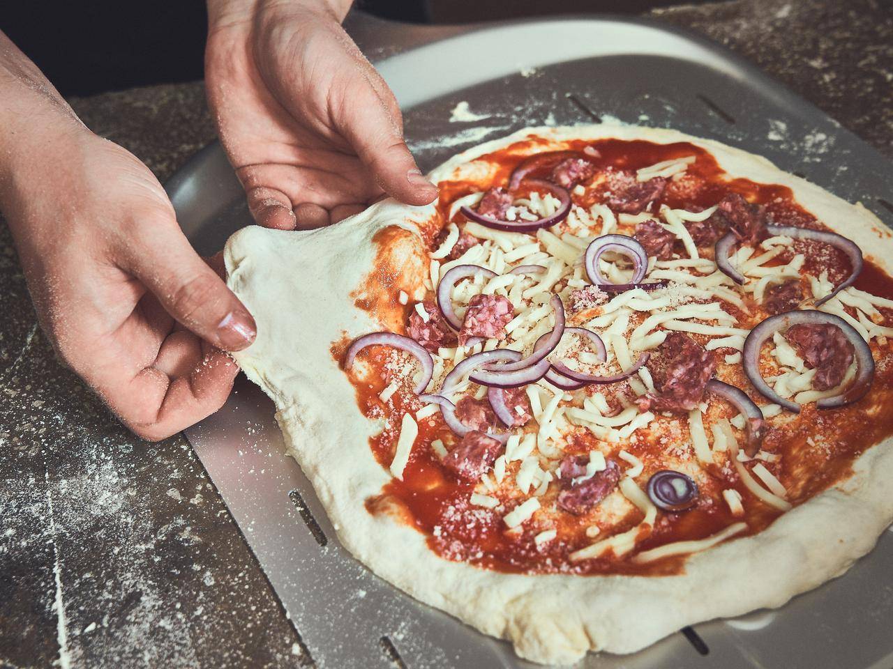 Pizzateig klebt am Schieber? 5 Tipps, wie deine Pizza heile im Ofen landet