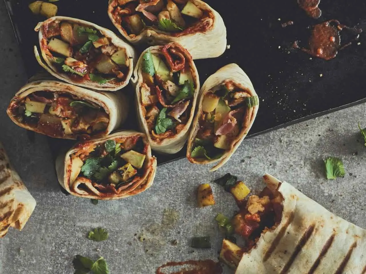 Ontbijtburrito met tomatenchilisaus.