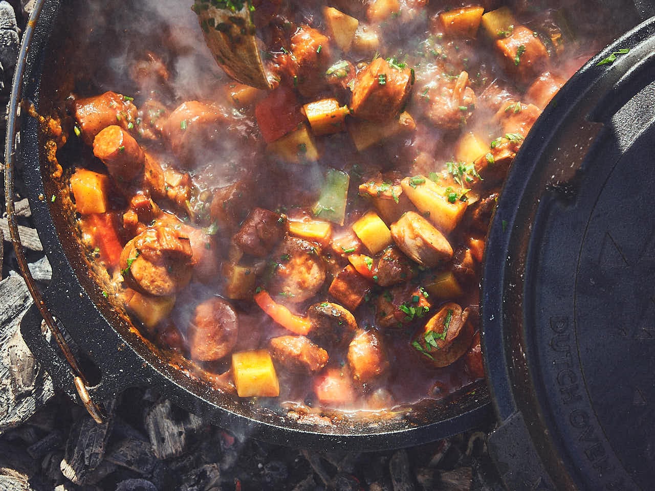 Worstgoulash uit de Dutch Oven