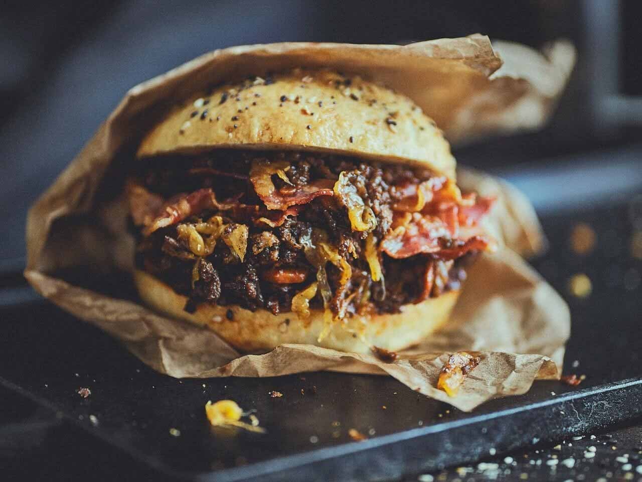 Sloppy Joes Burger mit Cheddar und Bacon