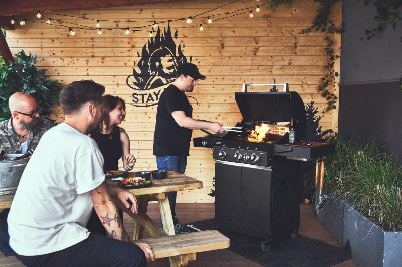 Burnhard_Bundle_Fred_Wendeplatte_Schaber_Spachtel_Grillparty-Kampagne_Moodfoto_Totale_02