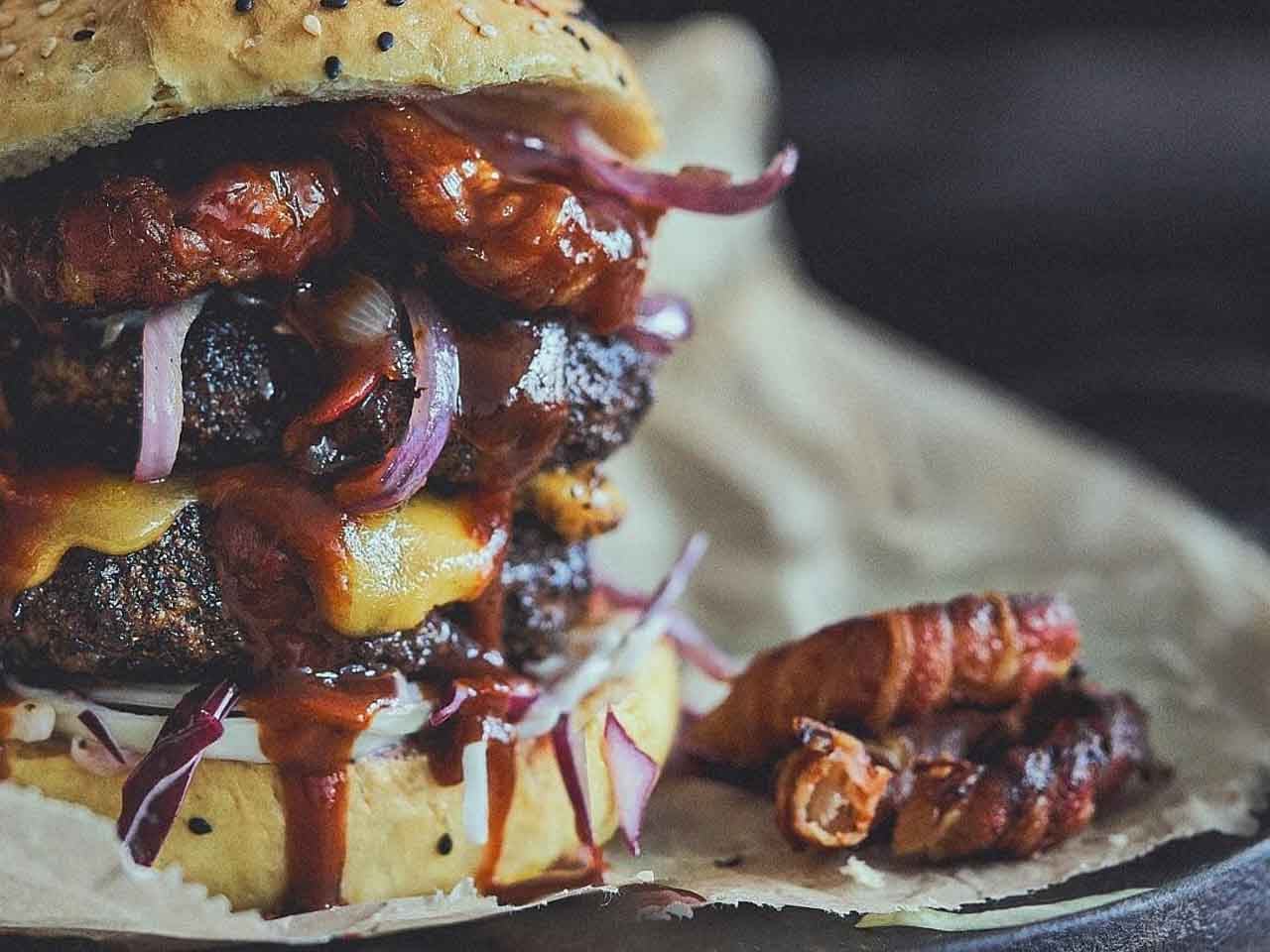 BBQ-Burger mit Bacon Onion Rings