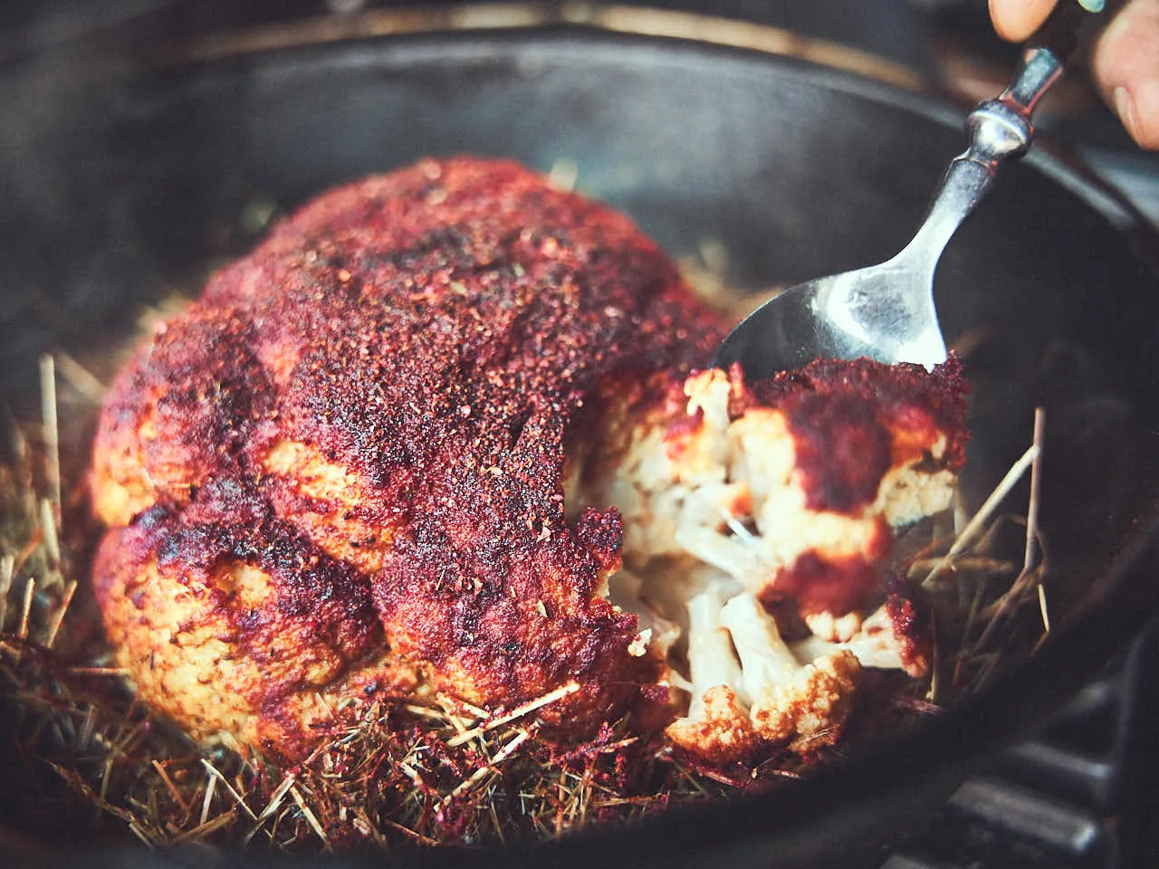 Überbackener Blumenkohl im Dutch Oven